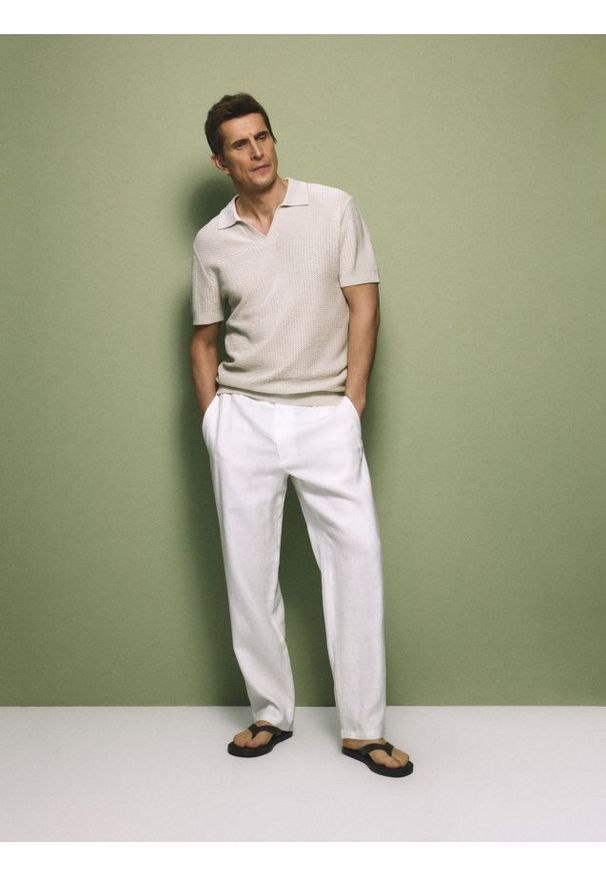 Reserved - Koszulka polo z lnem - złamana biel. Typ kołnierza: polo. Materiał: len