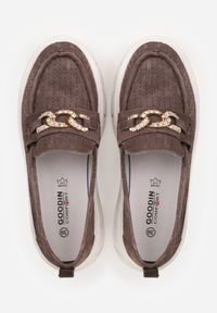 Born2be - Brązowe Skórzane Mokasyny na Grubej Podeszwie Zdobione Perforacją i Łańcuszkiem Ariuk. Okazja: do pracy, na co dzień. Kolor: brązowy. Materiał: skóra. Wzór: aplikacja. Styl: elegancki, casual #2