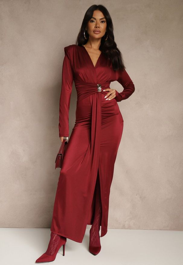 Renee - Bordowa Koktajlowa Sukienka z Rozcięciem na Nogę Zdobiona Trenem Atirga. Okazja: na imprezę. Typ kołnierza: dekolt w serek. Kolor: czerwony. Wzór: aplikacja. Styl: wizytowy