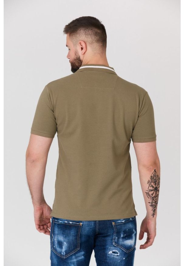 Guess - GUESS Khaki męska koszulka polo z paskiem na kołnierzyku, Rozmiar S. Typ kołnierza: polo. Kolor: zielony. Materiał: prążkowany. Długość rękawa: krótki rękaw. Wzór: aplikacja