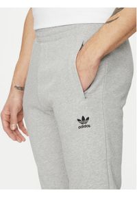 Adidas - adidas Spodnie dresowe Trefoil Essentials JD2424 Szary Slim Fit. Kolor: szary. Materiał: bawełna #4