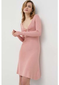 Guess sukienka kolor różowy mini rozkloszowana. Kolor: różowy. Materiał: materiał, dzianina. Długość rękawa: długi rękaw. Długość: mini #1
