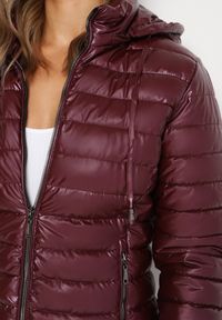 Born2be - Bordowa Pikowana Kurtka Wykończona Odpinanym Kapturem i Gumką przy Rękawach Mivisea. Okazja: na co dzień. Kolor: czerwony. Materiał: jeans. Styl: casual #4