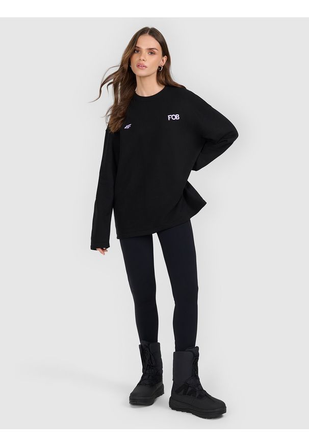 4f - 4F Bluza dresowa nierozpinana bez kaptura damska - czarna XL. Typ kołnierza: bez kaptura. Kolor: czarny. Materiał: dresówka. Sport: snowboard