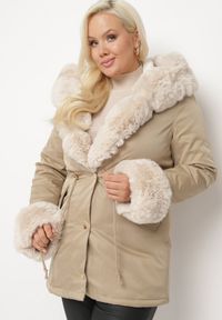 Born2be - Beżowa Kurtka Parka z Kapturem i Odpinanymi Futerkowymi Wstawkami Ściągana w Pasie Savanella. Okazja: na co dzień. Typ kołnierza: kaptur. Kolekcja: plus size. Kolor: beżowy. Materiał: jeans, dzianina. Styl: klasyczny, casual #7