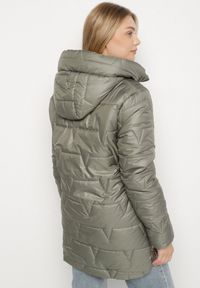 Born2be - Zielona Pikowana Kurtka o Prostym Kroju z Kapturem Nalarea. Okazja: na co dzień. Typ kołnierza: kaptur. Kolekcja: plus size. Kolor: zielony. Materiał: jeans, poliester, dzianina. Styl: klasyczny, casual, elegancki #5