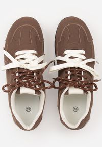 Born2be - Brązowe Sneakersy Ozdobione Przeszyciami i Podwójnym Sznurowaniem Coraera. Nosek buta: okrągły. Zapięcie: sznurówki. Kolor: brązowy. Materiał: skóra, syntetyk, nubuk. Wzór: aplikacja. Obcas: na obcasie. Wysokość obcasa: niski #2