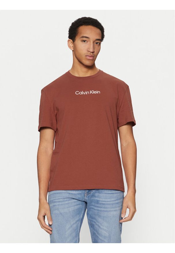 Calvin Klein T-Shirt Hero K10K111346 Czerwony Regular Fit. Kolor: czerwony. Materiał: bawełna