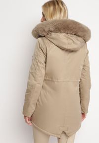 Born2be - Beżowa Kurtka Parka ze Ściągaczem i Kapturem z Futerkiem Kathateia. Okazja: na co dzień. Kolor: beżowy. Materiał: futro. Długość rękawa: długi rękaw. Długość: długie. Styl: casual, elegancki, klasyczny #2
