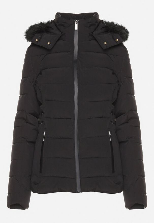 Born2be - Czarna Pikowana Kurtka o Taliowanym Kroju z Kapturem i Futerkiem Saginia. Okazja: na co dzień. Typ kołnierza: kaptur. Kolor: czarny. Materiał: futro. Długość rękawa: długi rękaw. Długość: długie. Styl: casual, elegancki