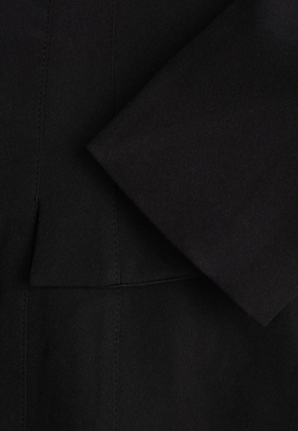 Renee - Czarna Trapezowa Sukienka VICES o Eleganckim Kroju Zdobionym Imitacją Kieszeni Agats. Kolor: czarny. Wzór: aplikacja. Typ sukienki: trapezowe. Styl: elegancki