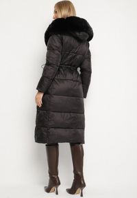 Born2be - Czarna Długa Kurtka Puchowa z Pikowanymi Przeszyciami i Kapturem z Futrem Zevea. Okazja: na spacer, na co dzień. Kolor: czarny. Materiał: futro, puch. Długość: długie. Styl: casual, elegancki #4