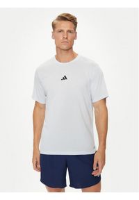Adidas - adidas Koszulka techniczna Workout Logo IT2128 Niebieski Regular Fit. Kolor: niebieski. Materiał: syntetyk, bawełna #1