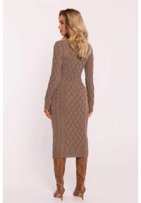 MOE - Sweterkowa sukienka z dekoltem V i modnym splotem beżowa. Okazja: na co dzień. Typ kołnierza: dekolt w kształcie V. Kolor: beżowy. Wzór: ze splotem. Typ sukienki: proste, dopasowane. Materiał: akryl, materiał, nylon. Długość rękawa: długi rękaw. Styl: elegancki, casual. Długość: midi #2