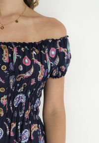 Born2be - Granatowa Rozkloszowana Sukienka Bawełniana Hiszpanka we Wzór Paisley Dottia. Typ kołnierza: dekolt hiszpanka. Kolor: niebieski. Materiał: bawełna. Wzór: paisley #5