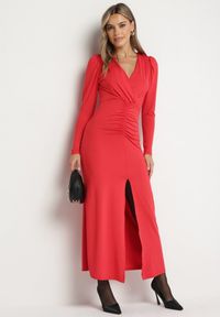 Born2be - Czerwona Elegancka Sukienka Kopertowa Ozdobiona Marszczeniami Zainara. Okazja: na imprezę, na spotkanie biznesowe. Typ kołnierza: dekolt kopertowy. Kolor: czerwony. Długość rękawa: długi rękaw. Wzór: aplikacja. Typ sukienki: kopertowe. Styl: elegancki #7