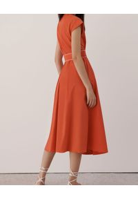 Marella - MARELLA - Pomarańczowa sukienka midi Numero. Okazja: na randkę. Kolor: pomarańczowy. Materiał: bawełna, elastan. Typ sukienki: kopertowe, rozkloszowane. Styl: klasyczny. Długość: midi #5