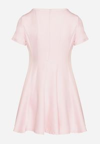 Born2be - Różowa Rozkloszowana Sukienka z Krótkim Rękawem i Ozdobnymi Przeszyciami Meporea. Okazja: na co dzień. Kolor: różowy. Długość rękawa: krótki rękaw. Styl: elegancki, casual, klasyczny #4