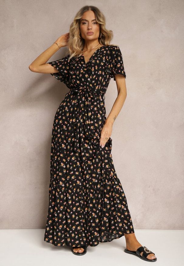 Renee - Czarno-Różowa Sukienka z Wiskozy z Dekoltem w Serek z Gumką w Pasie i Materiałowym Paskiem Ganeslla. Okazja: na randkę, na spacer. Typ kołnierza: dekolt w serek. Kolor: czarny. Materiał: materiał, wiskoza. Długość rękawa: krótki rękaw. Wzór: kwiaty