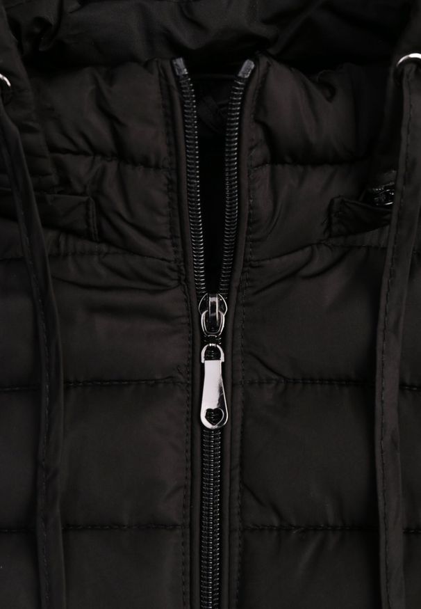 Born2be - Czarna Pikowana Kurtka z Kapturem i Sznurkami Miviana. Okazja: na spacer. Typ kołnierza: kaptur. Kolor: czarny. Materiał: jeans. Długość rękawa: długi rękaw. Długość: długie