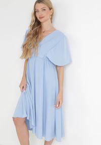 Born2be - Niebieska Rozkloszowana Sukienka Midi z Kopertowym Dekoltem i Gumką w Talii Muntani. Kolor: niebieski. Długość rękawa: krótki rękaw. Typ sukienki: kopertowe. Długość: midi