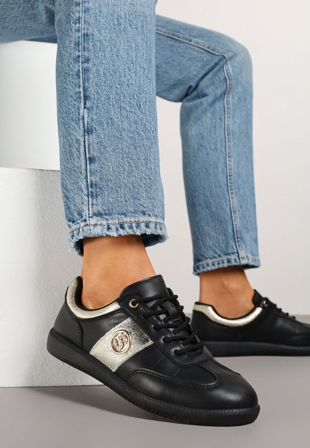 Born2be - Czarno-Złote Skórzane Sneakersy Klasyczne Tenisówki z Metalicznym Zdobieniem Marins. Okazja: na co dzień. Kolor: czarny. Materiał: skóra. Wzór: aplikacja. Obcas: na płaskiej podeszwie