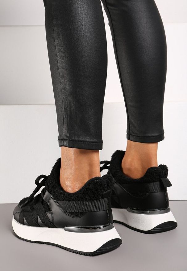 Born2be - Czarne Sneakersy z Futerkiem Typu Baranek na Grubej Podeszwie Zinithara. Zapięcie: sznurówki. Kolor: czarny. Materiał: futro. Wzór: aplikacja