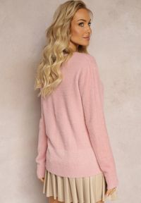 Renee - Różowy Sweter z Puchatego Materiału Wykończony Ściągaczami Delicone. Kolor: różowy. Materiał: materiał #4