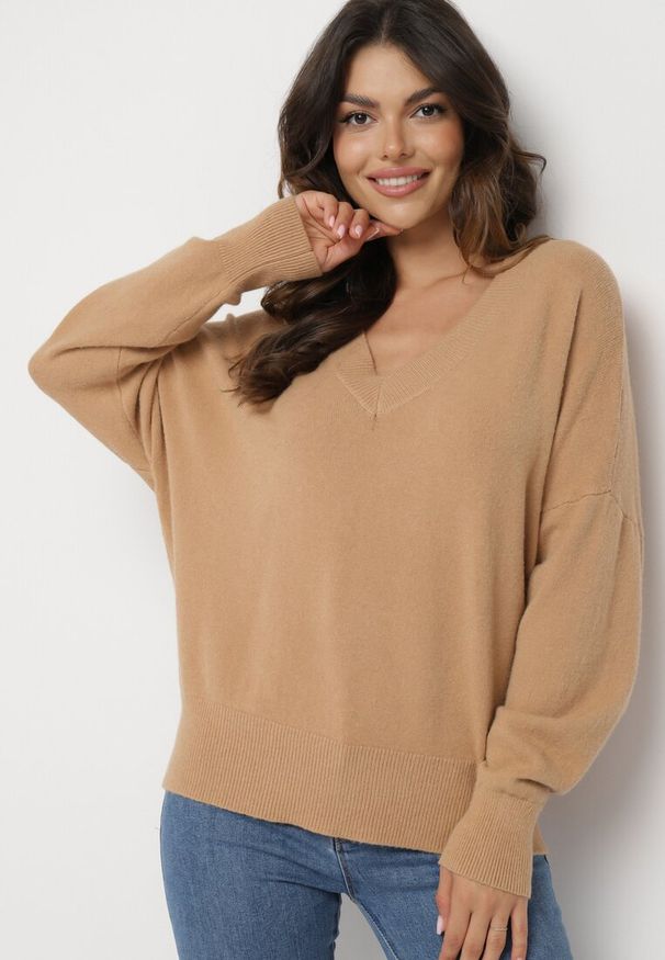Born2be - Ciemnobeżowy Sweter z Dekoltem w V z Domieszką Kaszmiru Mariara. Okazja: na spacer. Typ kołnierza: dekolt w kształcie V. Kolor: beżowy. Materiał: kaszmir. Wzór: bez wzorów