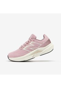 Buty do biegania damskie New Balance Fuelcell Propel V5. Kolor: różowy. Materiał: włókno, kauczuk. Szerokość cholewki: normalna. Sport: bieganie