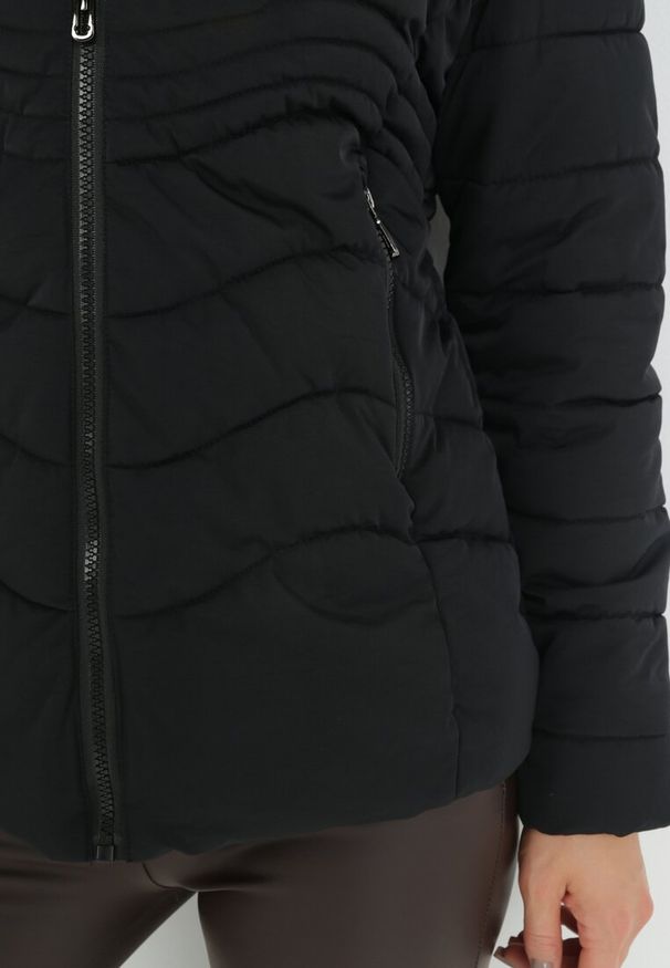 Born2be - Czarna Kurtka Pikowana z Futrzanym Kapturem Geno. Okazja: na co dzień. Kolor: czarny. Materiał: futro. Sezon: jesień, zima. Styl: elegancki, casual