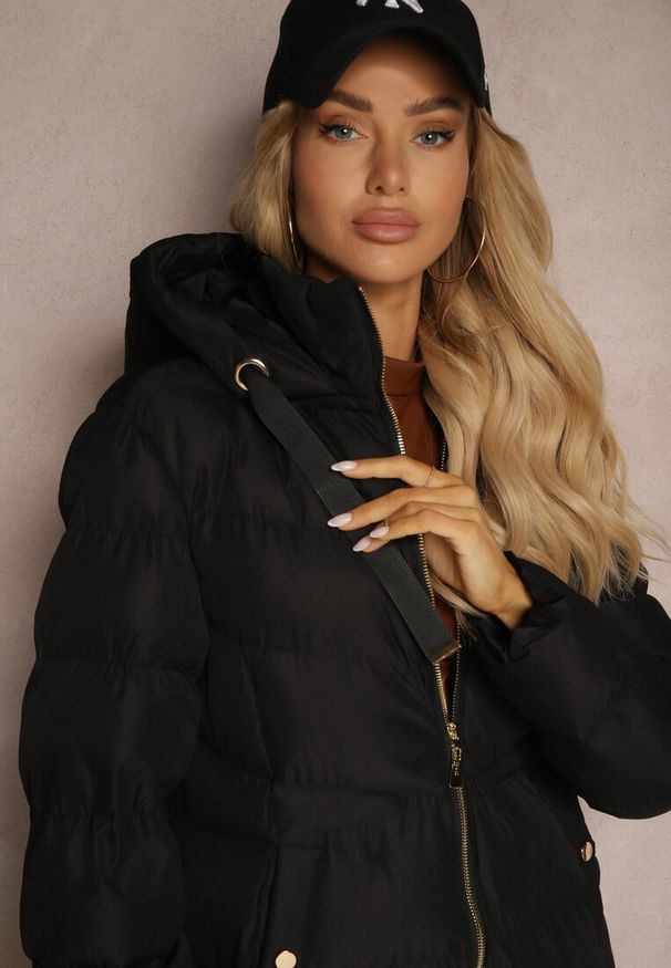 Renee - Czarna Kurtka Pikowana o Długim Kroju z Kapturem i Suwakiem Dwukierunkowym Naomira. Okazja: na co dzień. Typ kołnierza: kaptur. Kolor: czarny. Materiał: dzianina, jeans. Długość: długie. Sezon: zima. Styl: casual, elegancki