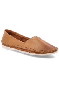 Brązowe Baleriny Maciejka Stylowe Wsuwane Obuwie Damskie. Okazja: na co dzień. Zapięcie: bez zapięcia. Kolor: brązowy. Materiał: materiał, skóra. Styl: elegancki