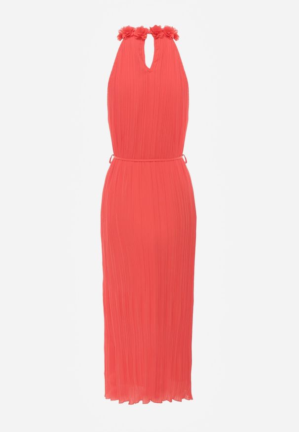 Renee - Czerwona Sukienka z Dekoltem Typu Halter z Materiałowym Paskiem w Talii i Aplikacjami 3D Dimnnia. Okazja: na co dzień, na imprezę. Typ kołnierza: dekolt halter. Kolor: czerwony. Materiał: materiał. Długość rękawa: bez ramiączek. Wzór: aplikacja. Typ sukienki: proste. Styl: elegancki, casual