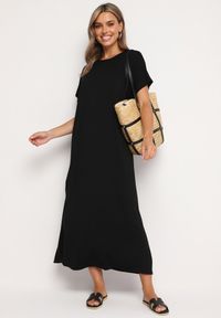 Born2be - Czarna Sukienka Wiskozowa o Pudełkowym Kroju z Rozcięciem Vimerina. Typ kołnierza: dekolt w łódkę. Kolor: czarny. Materiał: wiskoza #3