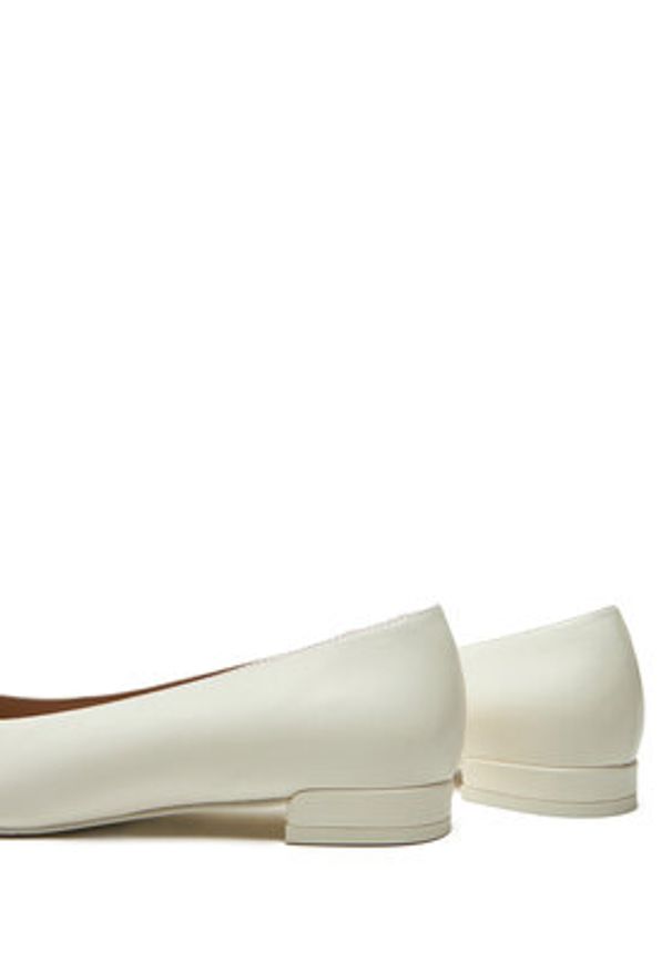 Stuart Weitzman Czółenka Sleek Bow Flat SG888 Écru. Materiał: skóra
