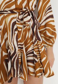 Born2be - Brązowa Sukienka Koszulowa z Wiązanym Paskiem Irei. Kolor: brązowy. Materiał: materiał. Długość rękawa: długi rękaw. Wzór: nadruk, motyw zwierzęcy. Typ sukienki: koszulowe