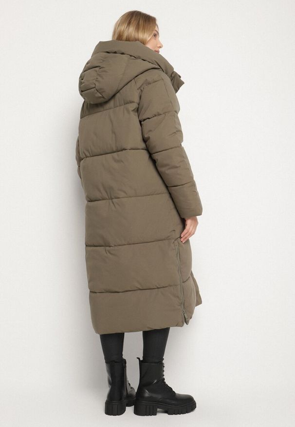 Born2be - Ciemnozielona Pikowana Kurtka Zimowa z Kapturem i Bocznymi Suwakami Falossea. Okazja: na co dzień. Typ kołnierza: kaptur. Kolekcja: plus size. Kolor: zielony. Materiał: poliester, jeans, dzianina. Sezon: zima. Styl: casual, klasyczny