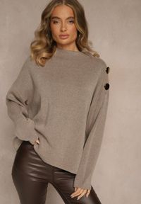 Renee - Beżowy Sweter z Metalicznymi Guzikami na Ramieniu Ederlia. Okazja: na spotkanie biznesowe, do pracy. Typ kołnierza: golf. Kolor: beżowy. Materiał: skóra. Styl: elegancki, biznesowy