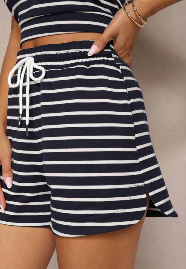 Renee - Granatowe Szorty Dresowe High Waist z Bawełny w Paski Ściągane Troczkiem Celisea. Okazja: na co dzień. Stan: podwyższony. Kolor: niebieski. Materiał: dresówka, bawełna. Długość: krótkie. Wzór: paski. Sezon: lato. Styl: sportowy, elegancki, casual