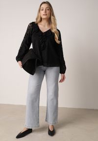 Born2be - Czarna Bluzka z Koronki Ozdobiona Falbankami Sewola. Typ kołnierza: kołnierz z falbankami. Kolor: czarny. Materiał: koronka. Wzór: aplikacja, koronka. Styl: elegancki #3