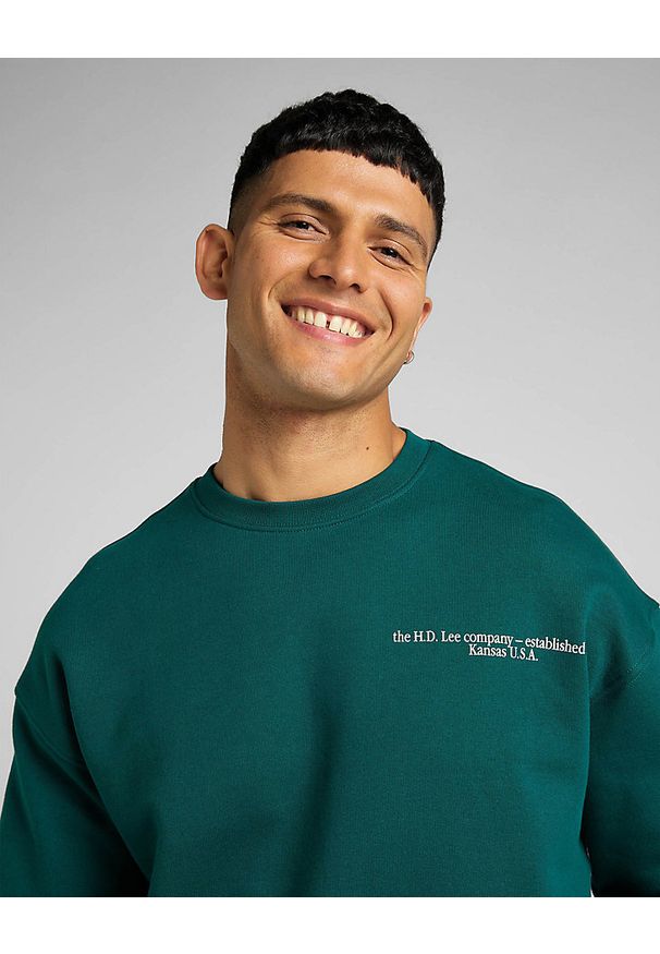 Lee - LEE LOGO LOOSE SWS MĘSKA BLUZA NIEROZPINANA BEZ KAPTURA NADRUK ESMERALDA L84ITJ96 112322647. Typ kołnierza: bez kaptura. Wzór: nadruk