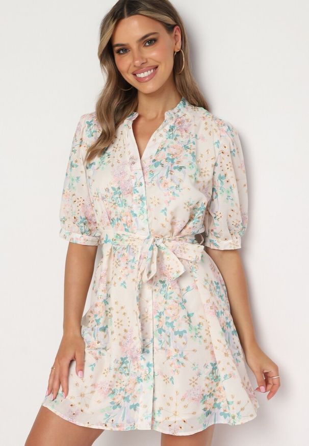 Born2be - Beżowo-Różowa Trapezowa Sukienka z Bufiastymi Rękawami i Materiałowym Paskiem Bernatia. Okazja: na imprezę, na co dzień. Typ kołnierza: dekolt w serek. Kolor: beżowy. Materiał: materiał. Wzór: aplikacja, kwiaty. Sezon: wiosna, lato. Typ sukienki: trapezowe. Styl: casual, elegancki