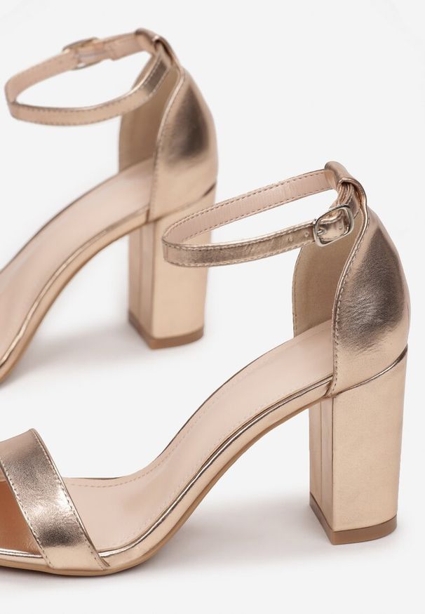 Renee - Szampańskie Sandały Bargaining. Okazja: na co dzień. Zapięcie: pasek. Kolor: złoty. Materiał: jeans, koronka. Wzór: koronka. Obcas: na słupku, na obcasie. Styl: casual, klasyczny. Wysokość obcasa: wysoki