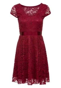 Sukienka z dżerseju z koronką bonprix ciemnoczerwony. Kolor: czerwony. Materiał: jersey, koronka. Wzór: koronka #1