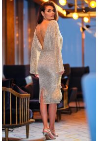 Sukienki.shop - Wieczorowa sukienka cekinowa z dekoltem V z tyłu szampan. Typ sukienki: ołówkowe. Styl: wizytowy #5