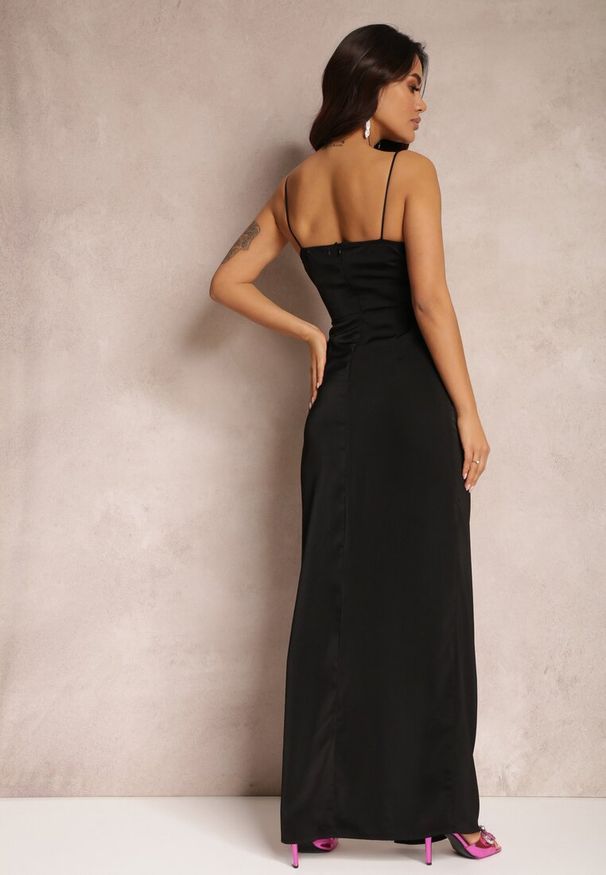 Renee - Czarna Satynowa Sukienka z Marszczeniem i Rozcięciem na Dole Zhemah. Okazja: na wesele, na randkę, na ślub cywilny. Kolor: czarny. Materiał: satyna. Długość rękawa: na ramiączkach. Styl: klasyczny, elegancki