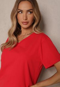 Renee - Czerwony T-shirt z Bawełny z Dekoltem w Serek Tanirea. Typ kołnierza: dekolt w serek. Kolor: czerwony. Materiał: bawełna. Sezon: lato #5
