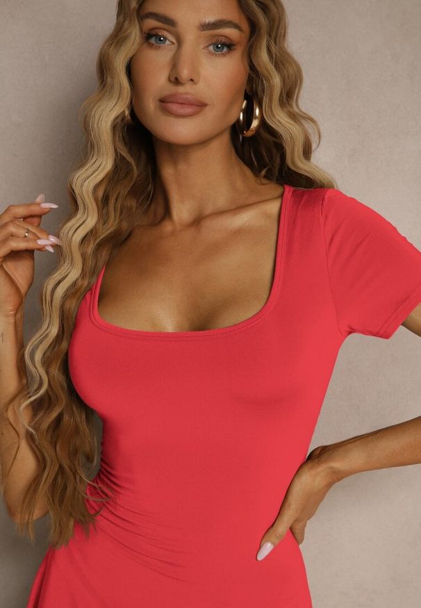 Renee - Czerwona Sukienka z Wiskozą o Rozkloszowanym Kroju z Kwadratowym Dekoltem Miluriela. Okazja: na co dzień. Typ kołnierza: dekolt kwadratowy. Kolor: czerwony. Materiał: wiskoza. Typ sukienki: rozkloszowane. Styl: casual