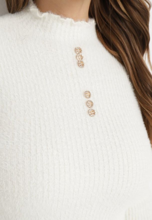 Born2be - Biały Puchaty Wełniany Sweter z Półgolfem i Biżuteryjnymi Guzikami Xeminta. Kolor: biały. Materiał: wełna